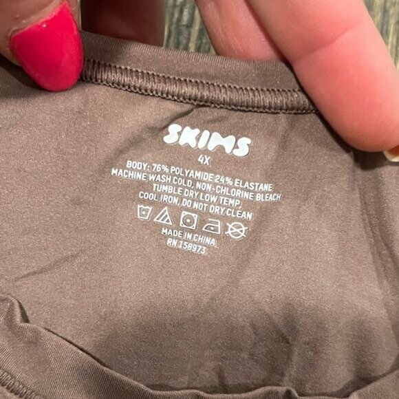 NWT Skims Fits Everybody Super Cropped T-Shirt Crewneck Short Sleeve Umber 4X - Picture 2 of 4